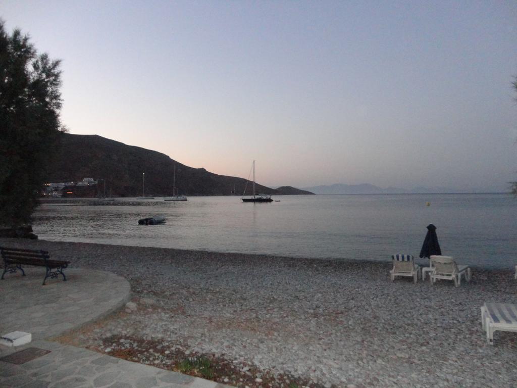 Pavlos Rooms Livadia  エクステリア 写真