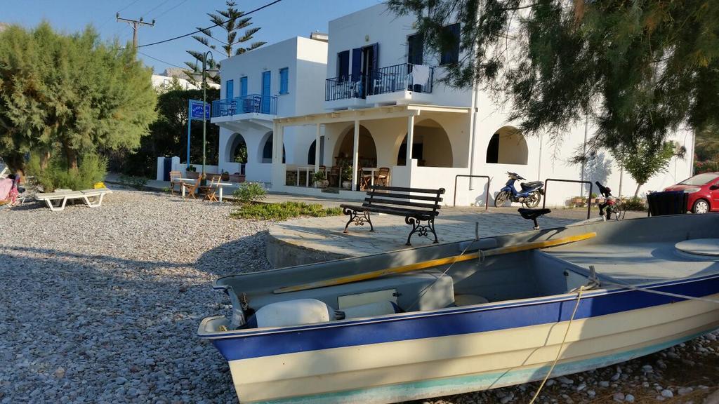 Pavlos Rooms Livadia  エクステリア 写真